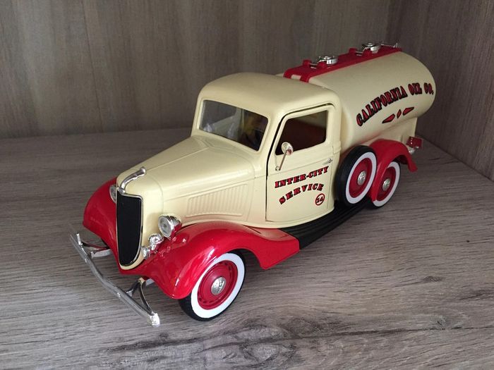 pièce détachée miniature Solido Ford V8 1936 citerne California oïl 1/19