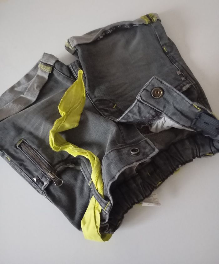 Short jean's  noir gris  , ceinture tissu  jaune. 5 ans . Poches . Revers . Très bon état. - photo numéro 7