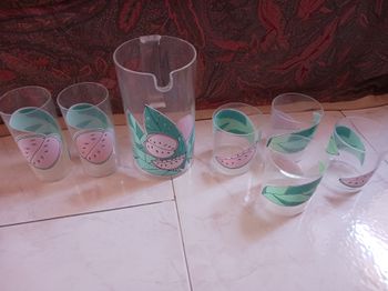 Pichet et lot de 6 verres en plastique décorés