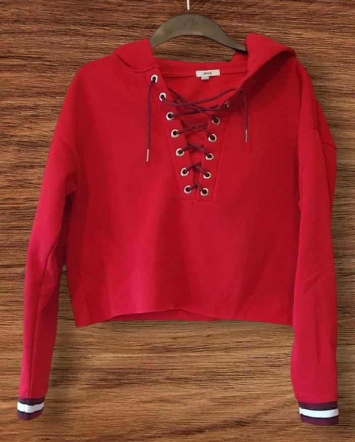 Pull court rouge
