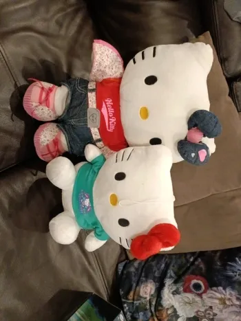 Deux peluches hello kitty