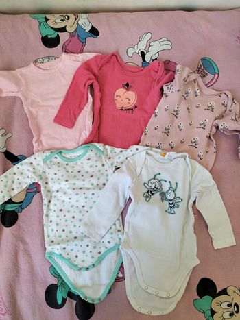 Lot bodys 6 mois