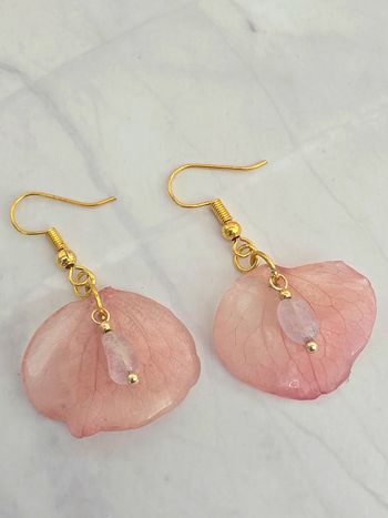 Boucle doreille pétale rose orangée