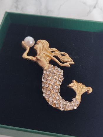 Grande broche dorée strass sirène perle + pochon cadeau
