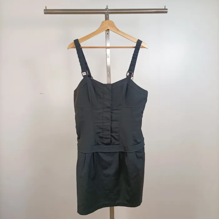 Robe courte noire à bretelles larges réglables et découpe taille haute – taille 38 A900