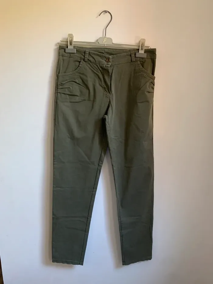Pantalon slim kaki – Taille L – Basique chic et confortable