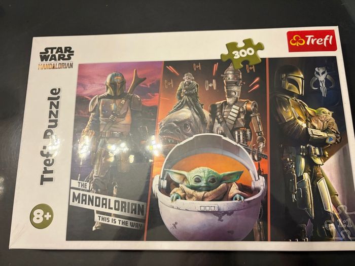 Dans le lot : ✨ Puzzle Trefl – Star Wars The Mandalorian (300 pièces) Avec The Mandalorian (Din Djarin) et Grogu (Baby Yoda). 🔹 Marque : Trefl 🔹 Nombre de pièces : 300 par puzzle 🔹 Âge recommandé : 8 ans et + 🔹 État : neuf, jamais ouvert 🎁 Idéal pour le