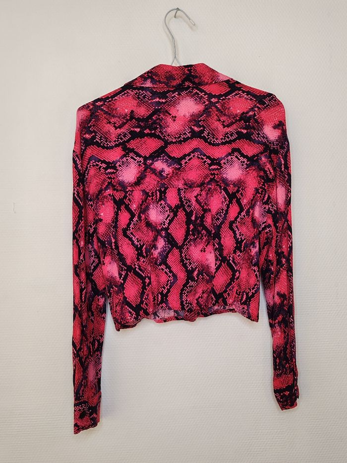 Chemisier crop top motif serpent rose - Bershka - photo numéro 2