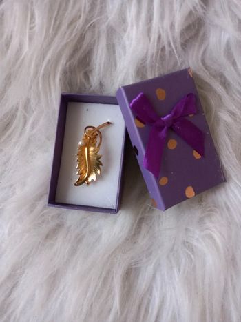 Broche femme - dorée- feuille avec perle blanche