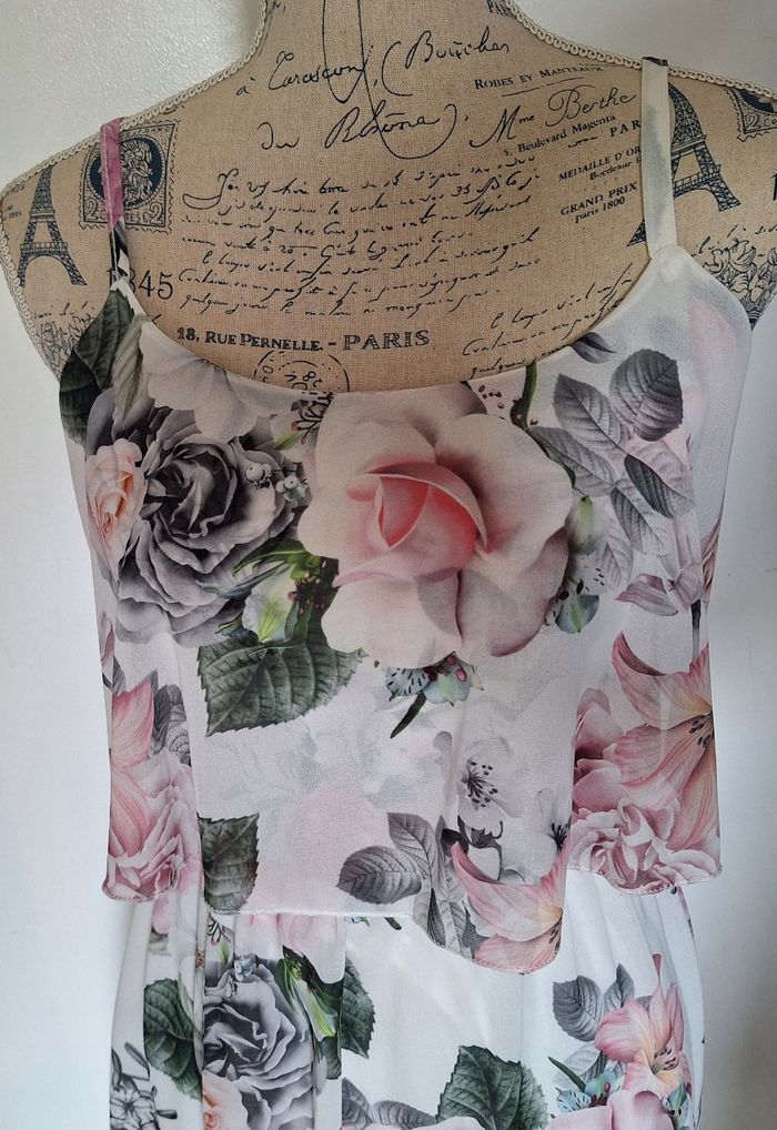 Superbe robe blanche à grosses fleurs en voile - photo numéro 2