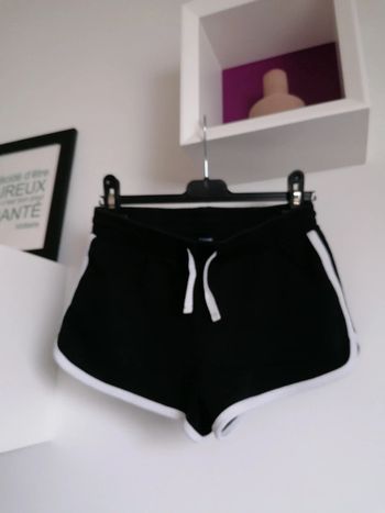 Short noir liseré blanc Kiabi XXS