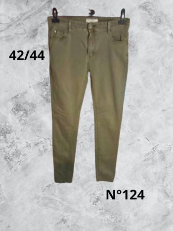 N°124 Jean kaki T42/44. BS Jeans. Taille haute, coupe slim.