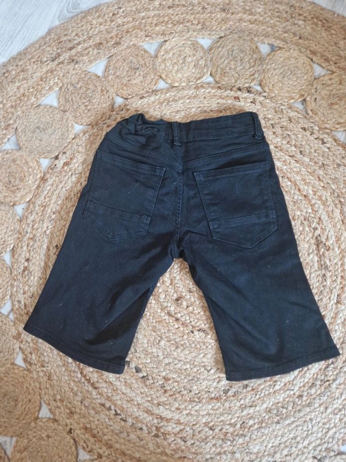 Short / bermuda en jeans destroy noir Kiabi 🌎10 ans 🌎 - photo numéro 3