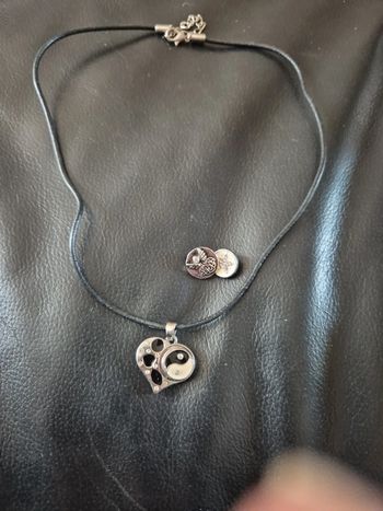 collier ras de cou cordon et pendentif coeur