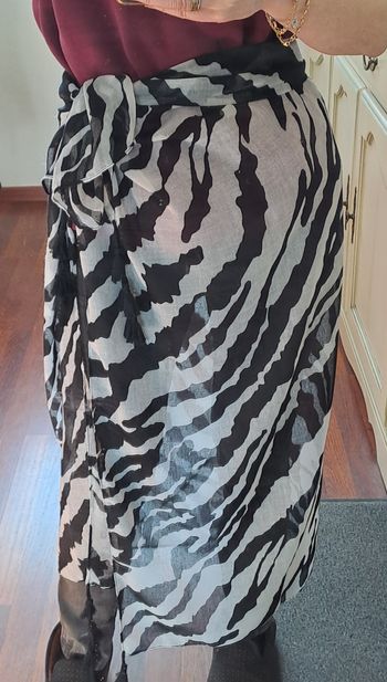 Foulard ou paréo motif zébré à pompons 