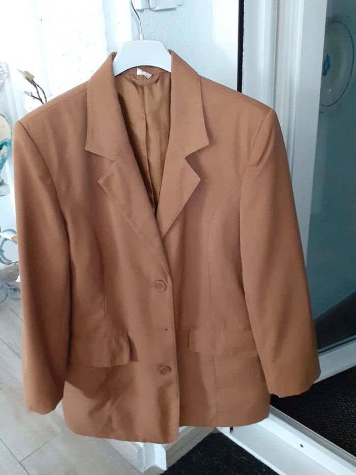 Veste tailleur toute neuve - photo numéro 2