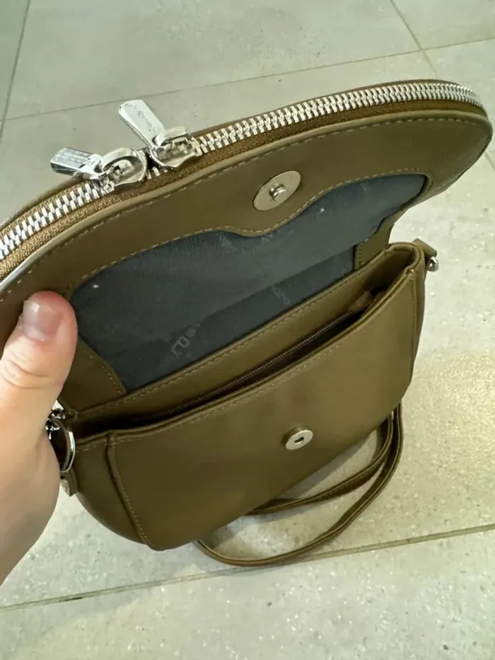 Sac à bandoulière marron David Jones, très bon état mais un petit défaut à l'arrière 22x16cm - photo numéro 4