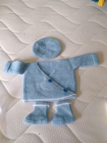 Brassière, chaussons et bonnet