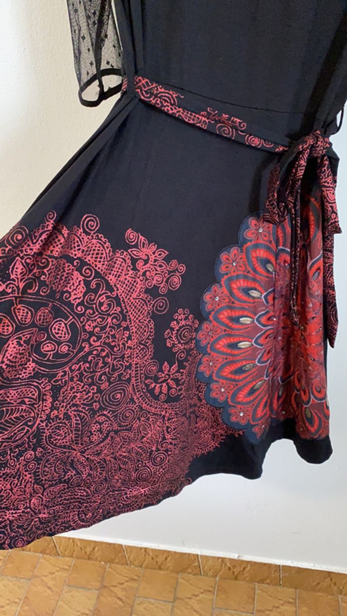 Robe noire avec jolis motifs - photo numéro 2