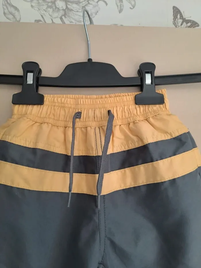 Short de bain neuf jamais porté garçon 3 ans gris jaune - photo numéro 2