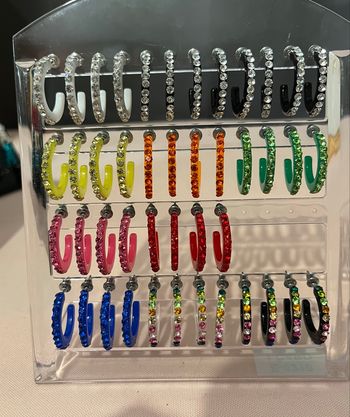 Plaquette / lot de 22 paires de boucles d'oreilles fantaisie anneaux avec strass 