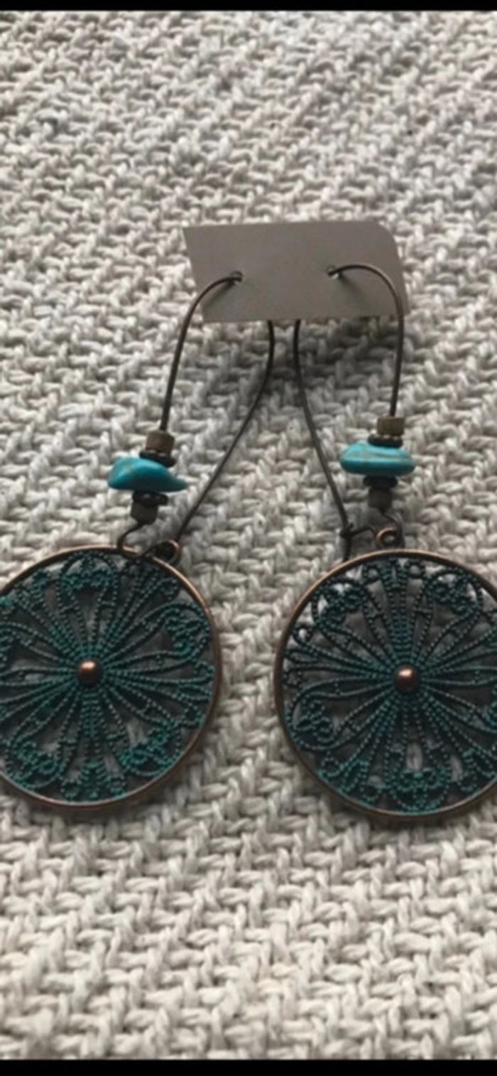 Magnifique paire de boucles d’oreilles avec perles, fleurs ronds et turquoise - photo numéro 8