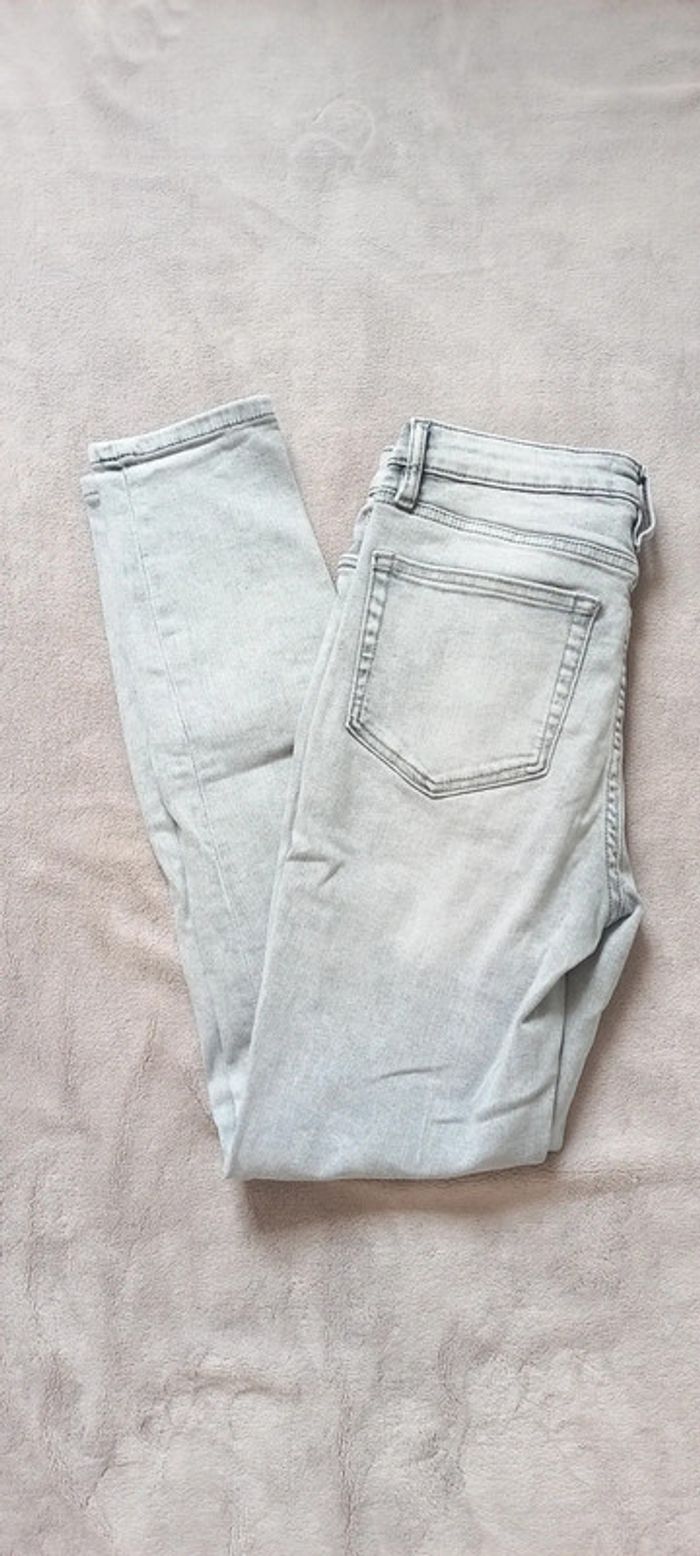 Jean mango, taille 38, en parfait état.