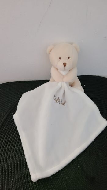 Doudou ours beige BABY'NAT  mouchoir blanc