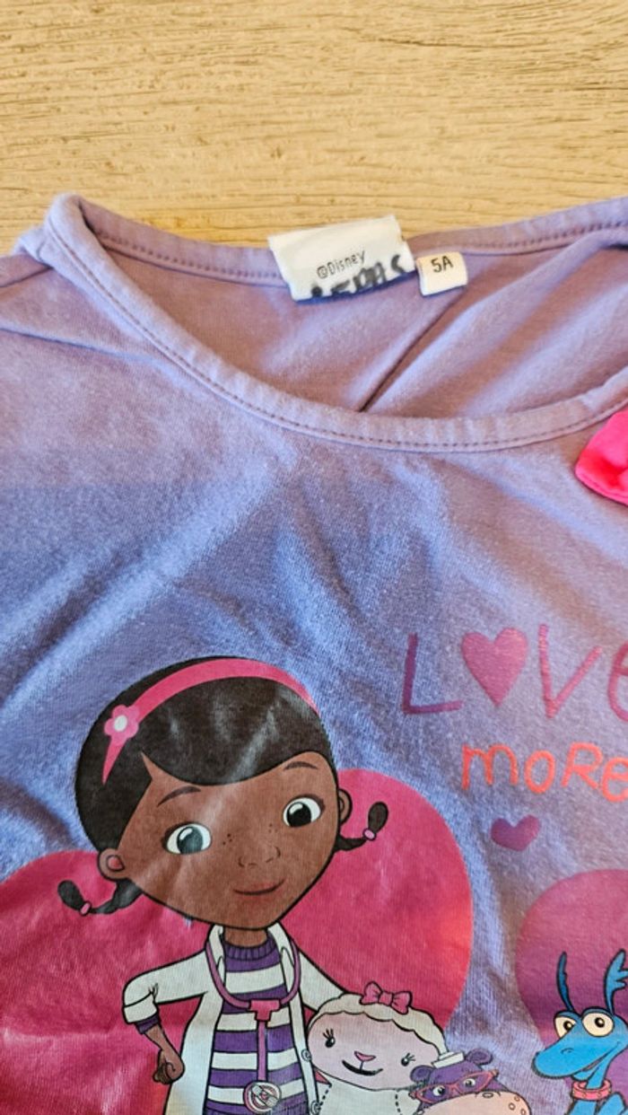 T shirt mauve à manches courtes, Disney, Docteur La Peluche, 5 ans, peu mis - photo numéro 2