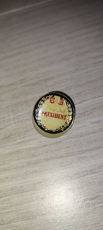 Pin's camenbert Président