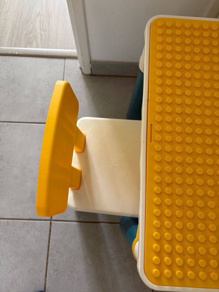 Table lego avec chaise - photo numéro 4