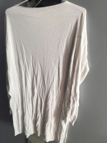 Pull long blanc fendu sur les côtés