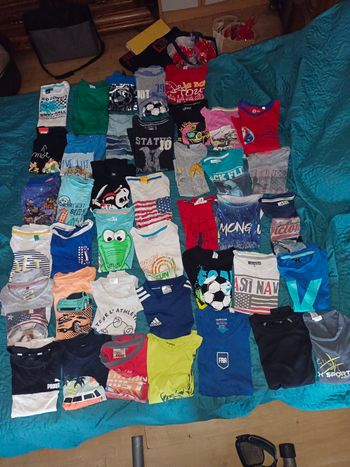 Lot de 56 t-shirt 8 ans pour 40 €