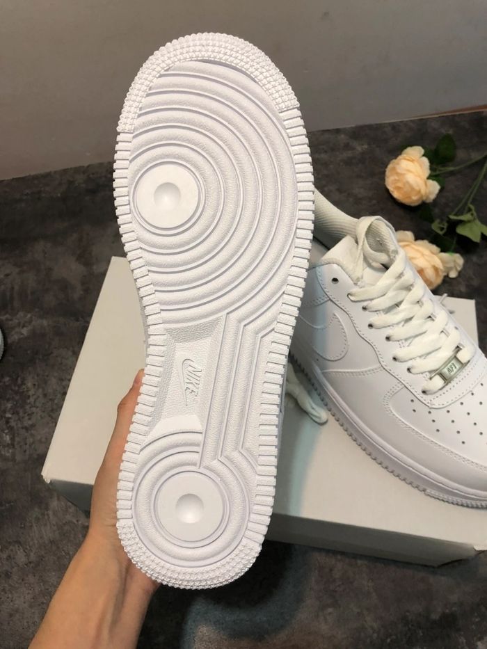 Nouveau Nike Air Force 1 Low Blanc Taille 39 - photo numéro 4