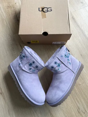 UGG Classic Mini Blossom Fleurs Brodé June Gloom Taille 40