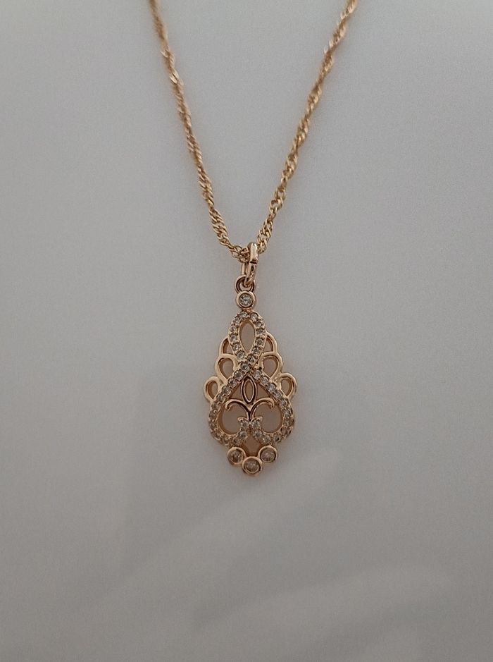 Chaîne et pendentif plaqué or