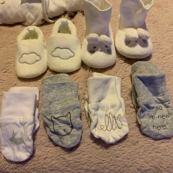 Lot 2 paires de chaussons + 4 paires de gants 1 mois