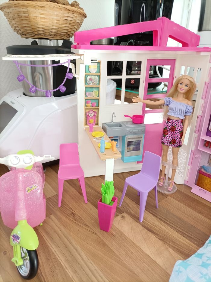 Jolie maison barbie 🏡 + 1 barbie + nombreux meubles et accessoires+ scooter - photo numéro 2