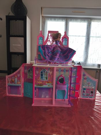 Le château des fées Barbie Mattel et Barbie papillon dreamtopia en TBEG