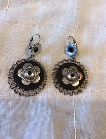 Boucle d’oreilles fleur métal argenté et noir longue 5 cm