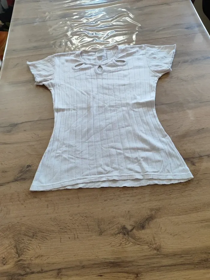 T-shirt Blanc Côtelé, Taille M - Détail Découpe Originale et Confortable !