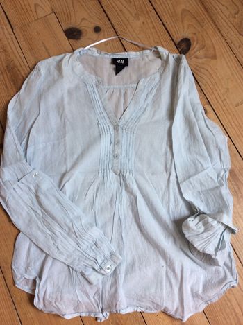 Blouse bleu ciel légèrement