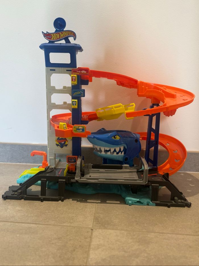 Hot Wheels Garage Shark Attack – Circuit Parking avec Looping