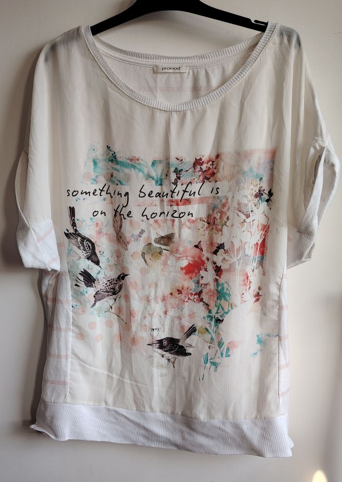 T-shirt blanc Promod à imprimé oiseaux et message “Something beautiful is on the horizon”