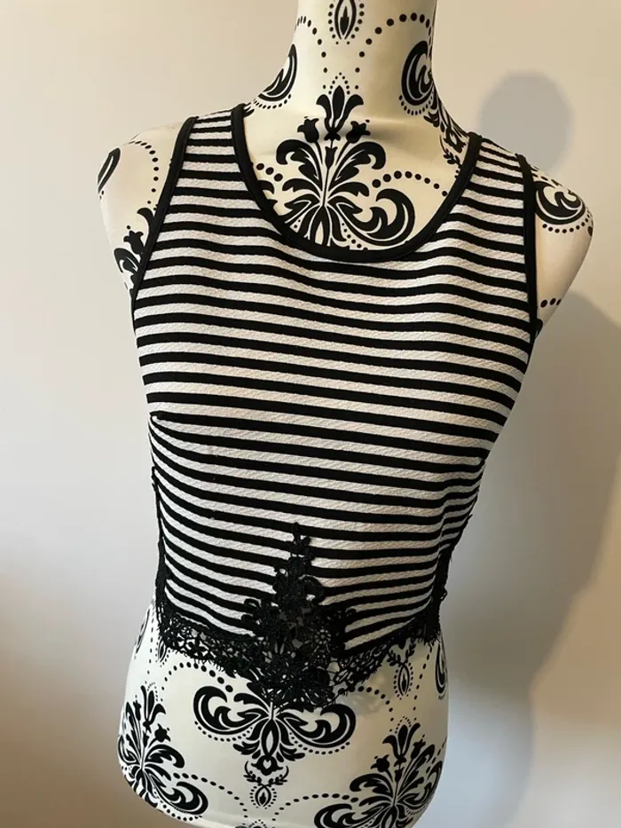 Crop top débardeur Orcelly taille M/L rayé noir et blanc avec dentelle - zippé dos - photo numéro 2