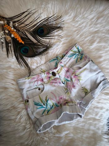 🤍 Joli petit short en jean fleuri taille 8 ans 🤍