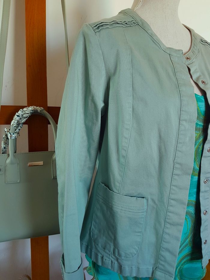 Veste vert amande façon veste jean. Blancheporte. Taille 44, 49cm aux aisselles, 55cm de haut. - photo numéro 3