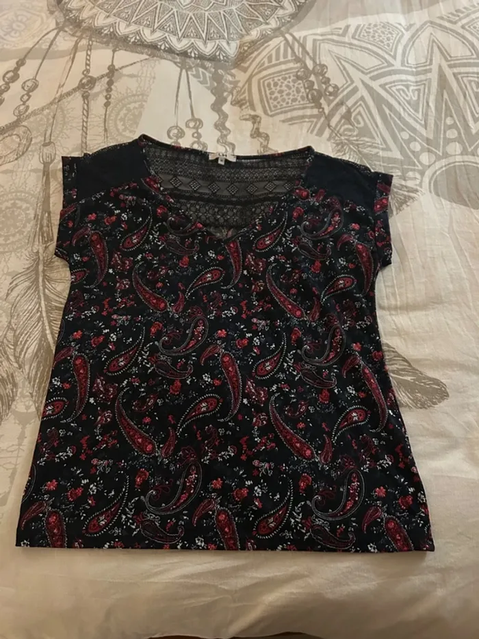 T-shirt à motifs avec dentelle
