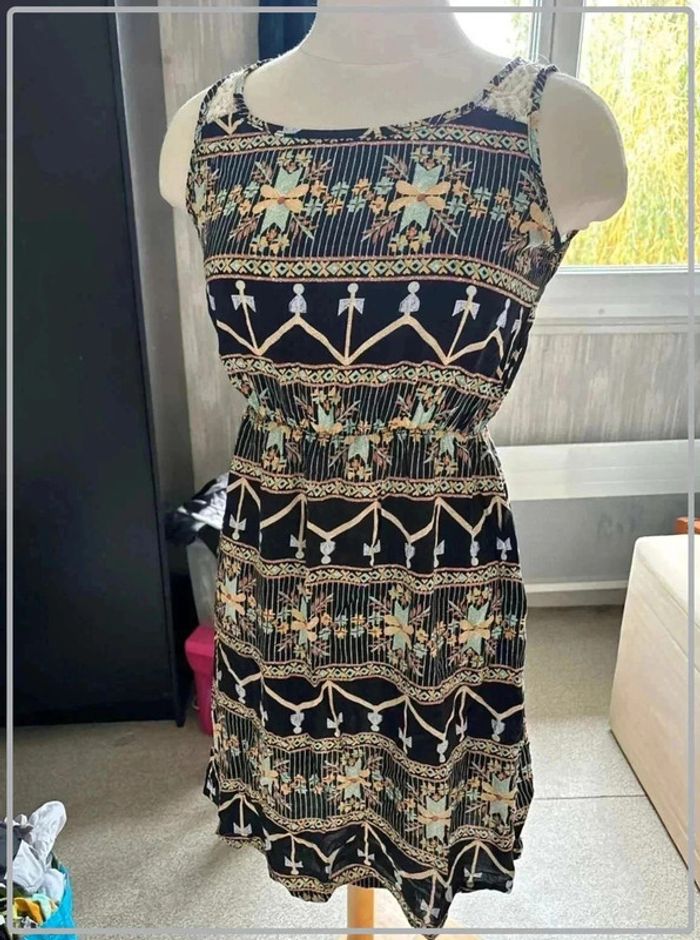 Tres  jolie  robe cintrée  coloree  taille 40/42 - photo numéro 3