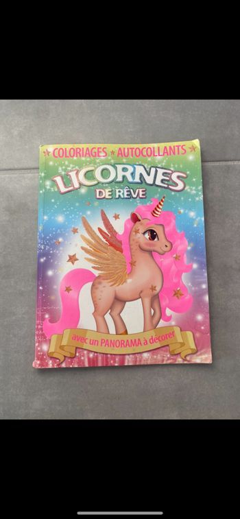 Livre de coloriage et autocollants Licorne